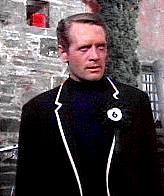 Patrick McGoohan dans la  série "Le Prisonnier" (1967-1968) était aussi un numéro 6... Gloups !